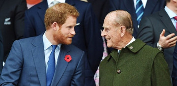 Ο πρίγκιπας Χάρι φοράει πάντα τη βέρα του, σε αντίθεση με τον παππού του, πρίγκιπα Φίλιππο, σύζυγο της βασίλισσας Ελισάβετ που αντιπαθούσε τα κοσμήματα. Ο πρίγκιπας Χάρι φοράει πάντα τη βέρα του, σε αντίθεση με τον παππού του, πρίγκιπα Φίλιππο, σύζυγο της βασίλισσας Ελισάβετ που αντιπαθούσε τα κοσμήματα.