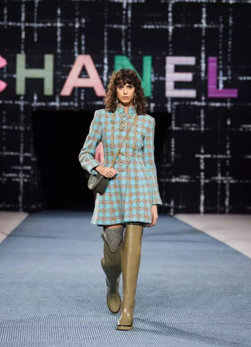 H νέα συλλογή είναι αφιερωμένη στο iconic tweed H νέα συλλογή είναι αφιερωμένη στο iconic tweed