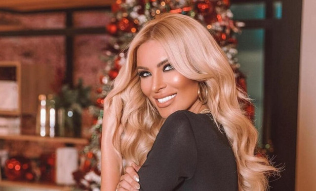 Καινούργιου: Οι πόζες μπροστά στο Χριστουγεννιάτικο δέντρο με φουσκωμένη κοιλίτσα (ΦΩΤΟ)