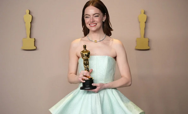 Emma Stone:  Σκίστηκε το φόρεμα της ενώ ανέβαινε στην σκηνή των Όσκαρ (Βίντεο)