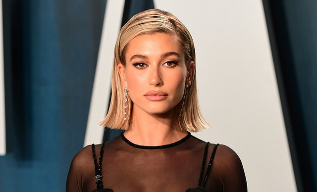 Hailey Bieber: Η νέα της εμφάνιση αποδυκνύει ότι ένα σακάκι αρκεί για να είσαι chic και σέξι