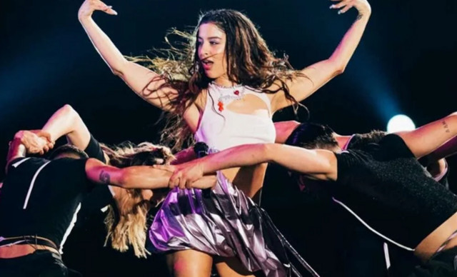 Eurovision: Έφερε τα πάνω-κάτω στη σκηνή η Σάττι παρά τη φαρυγγίτιδα που την ταλαιπωρεί