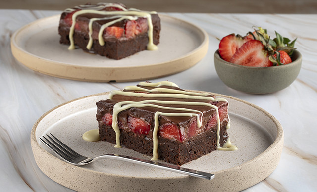 Γλυκό με brownie, φράουλες και γκανάς σοκολάτας