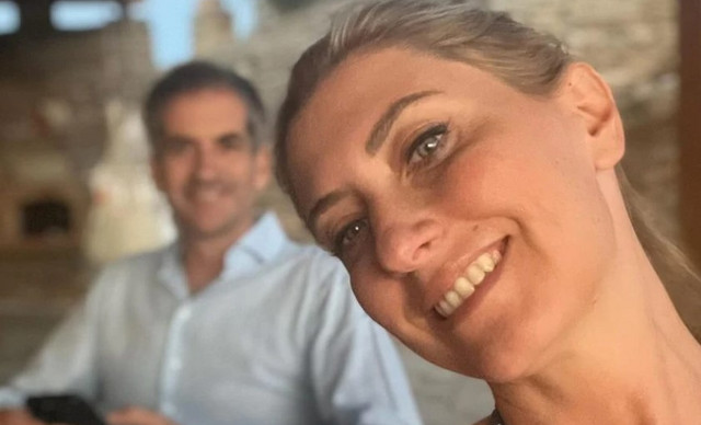Σία Κοσιώνη: Οι δημοσιογράφοι την αιφνιδίασαν όταν την εντόπισαν να περιμένει τον Κώστα Μπακογιάννη Σία Κοσιώνη: Οι δημοσιογράφοι την αιφνιδίασαν όταν την εντόπισαν να περιμένει τον Κώστα Μπακογιάννη