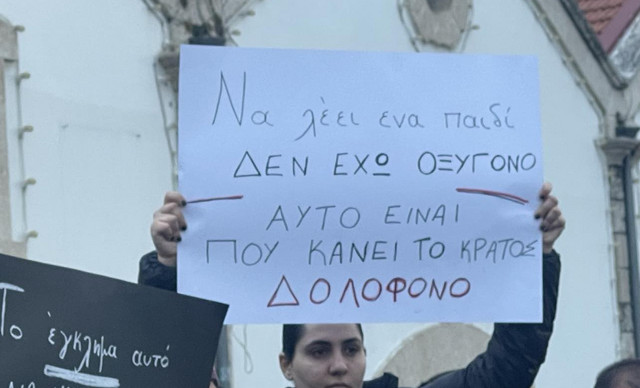 “Μαμά πονάω – Δεν έχω οξυγόνο”: Η Κύπρος στέλνει ηχηρό μήνυμα για το δυστύχημα στα Τέμπη (ΦΩΤΟ)