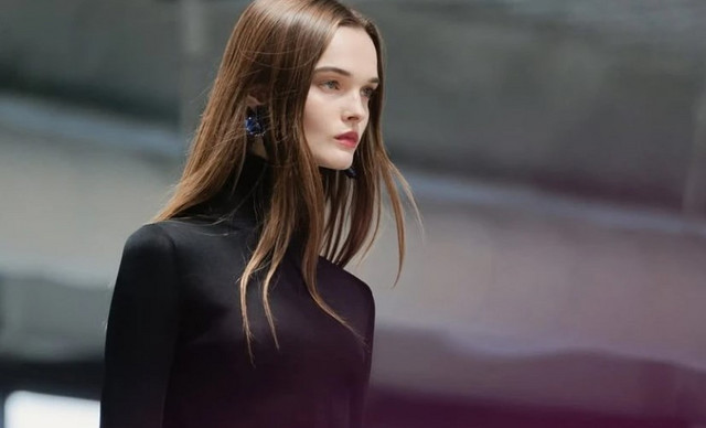 Carolina Herrera: Μια συλλογή αφιερωμένη στο ρομαντικό luxury με φόντο τον ουρανό της Νέας Υόρκης