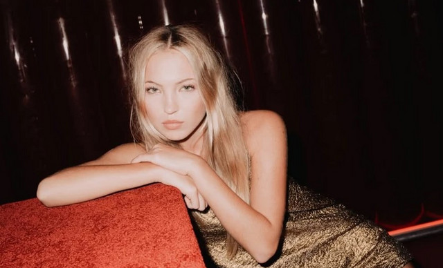 Λίλα Μος: Αποδεικνύει πως ένα basic look μπορεί να γίνει εξίσου εντυπωσιακό για ένα night out