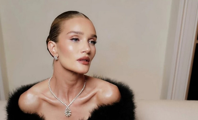 Rosie Huntington Whiteley: Με σέξυ δερμάτινο κορμάκι υπαγορεύει την πιο hot τάση