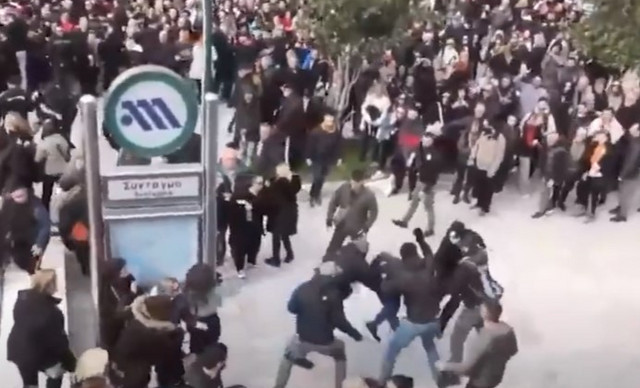 Διαδηλωτές “απωθούν” κουκουλοφόρους που πήγαν να “σπάσουν” την συγκέντρωση των Τεμπών(ΒΙΝΤΕΟ)