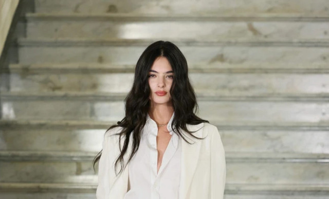 Η Ντέβα Κασέλ «μαγνητίζει» με το λευκό Dior look της