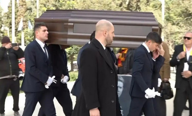 To τελευταίο αντίο στον Αλέξη Κούγια: Η στιγμή που φτάνει η σορός του στην εκκλησία και η Εύη Βατίδου