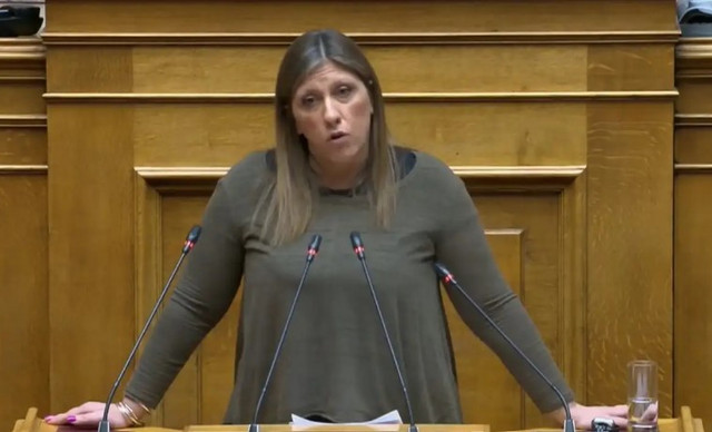 Ζωή Κωνσταντοπούλου – Χάος την ώρα που μιλούσε στη Βουλή: «Πήγαινε κάνε κανένα παιδί ή υιοθέτησε»