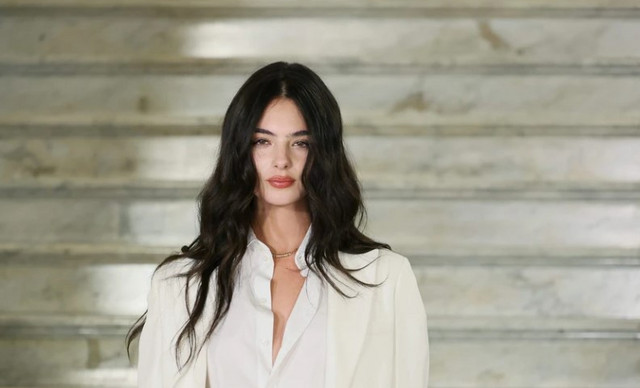 Ντέβα Κασέλ: Με υπέροχο total white Dior σύνολο