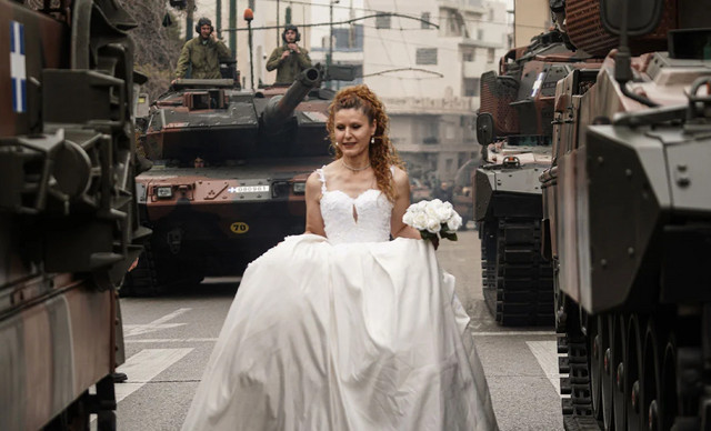 Παρέλαση 25ης Μαρτίου: Νύφη ποζάρει με την ανθοδέσμη μπροστά από τα τανκς στο Σύνταγμα