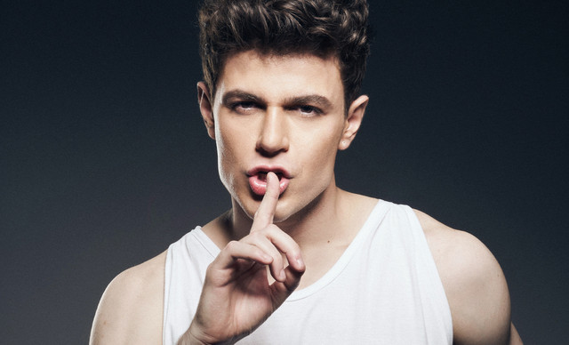Τheo Evan: “Καίνε” οι αποκαλύψεις για την Eurovision – Τι θα φορέσει αλλά και το πρόσωπο που θα φανερωθεί