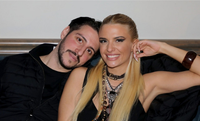 &Lambda;&iota;&#972;&lambda;&iota;&omicron;&upsilon; &Chi;&#940;&rho;&eta;&sigmaf; &Pi;&alpha;&pi;&alpha;&tau;&zeta;&alpha;&nu;&#942;&sigmaf;: Full in love &sigma;