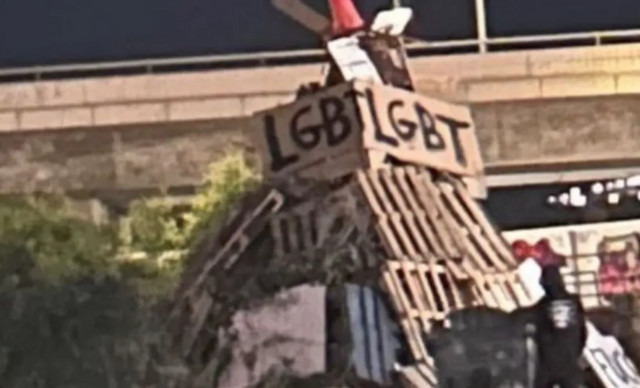 Info: Έκαψαν τα αρχικά «LGBT» σε λαμπρατζιά
