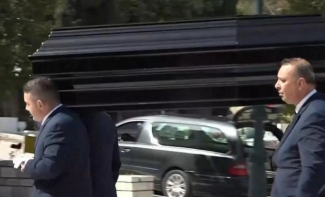 Νίκος Γαλανός: Έφτασε η σορός του στο Κοιμητήριο – Συγκλονίζει το τελευταίο αντίο