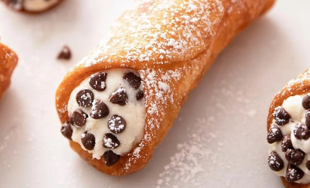 Cannoli: H συνταγή για τα ιταλικά γλυκάκια που τρώγονται στο λεπτό (BINTEO)