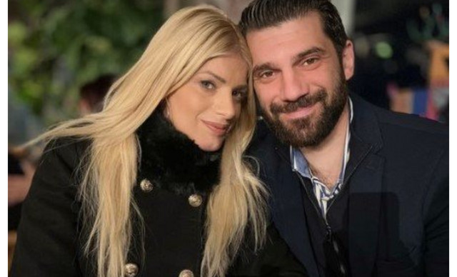 Ανδρέας Κημήτρης: Ανεβαίνει τα σκαλιά της εκκλησίας με τη Σκεύη Σταύρου