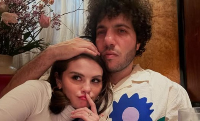 &Sigma;&epsilon;&lambda;&#941;&nu;&alpha; &Gamma;&kappa;&#972;&mu;&epsilon;&zeta;: &Alpha;&pi;&omicron;&kappa;&alpha;&lambda;&#973;&psi;&epsilon;&iota;&sigmaf; &am
