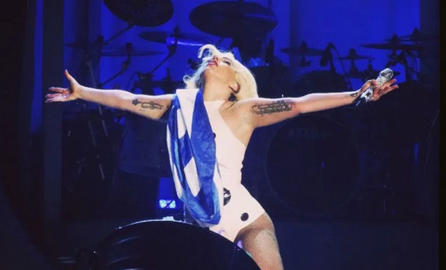 &Alpha;&pi;&omicron;&kappa;&#940;&lambda;&upsilon;&psi;&eta; Lady Gaga: &laquo;&Delta;&omicron;&#973;&lambda;&epsilon;&upsilon;&alpha; &sigma;&epsilon; &epsilon;&lambda;&a
