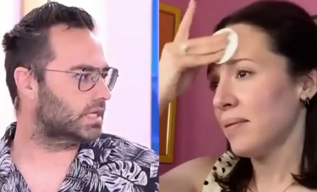 Ξέσπασμα κατά της Καλομοίρας: «Την ώρα που ξεβάφεσαι, περιγράφεις την προετοιμασία της κηδείας του πεθερού σου;»