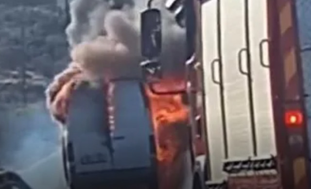 ΒΙΝΤΕΟ: Η συγκλονιστική στιγμή που minibus με Eθνοφρουρούς τυλίγεται στις φλόγες