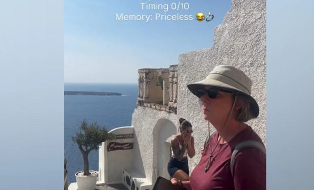 Η στιγμή που ανυποψίαστοι τουρίστες καταστρέφουν ρομαντική πρόταση γάμου στη Σαντορίνη -Ξεκαρδιστικό βίντεο