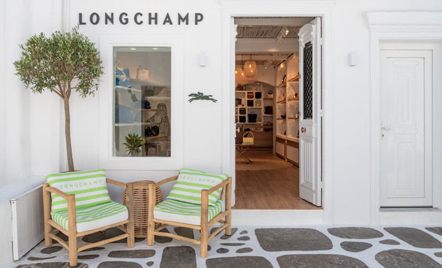 Ο οίκος Longchamp ανοίγει τις πόρτες του στη Μύκονο
