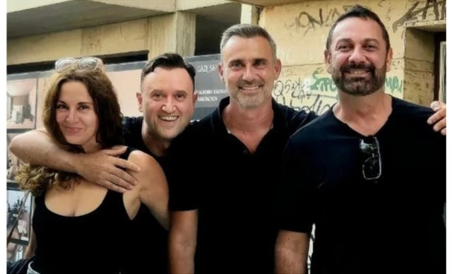 Σάλος με τη χαμογελαστή φωτογραφία των πρωταγωνιστών του «Παρά Πέντε» στην κηδεία του Μιχελή