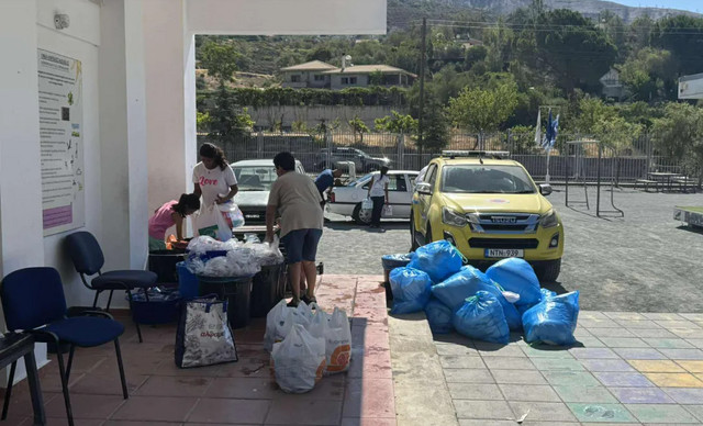Συγκινητική η κινητοποίηση του κόσμου: «Χαμός» από τρόφιμα για τους πυρόπληκτους (ΒΙΝΤΕΟ)