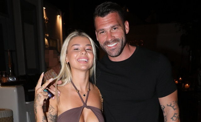 Cinderella και Στάθης Σχίζας… μαζί! Kάνουν βόλτα στα σοκάκια της Μυκόνου