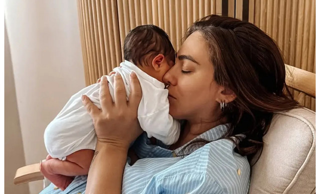 Ευρυδίκη Βαλαβάνη: Η συγκινητική φωτογραφία από τον θηλασμό του γιου της