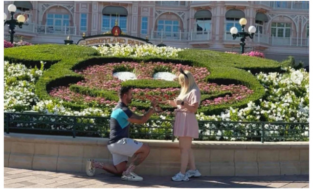 Γνωστή Κύπρια δέχτηκε πρόταση γάμου στη Disneyland – Η παραμυθένια στιγμή με το μονόπετρο (ΦΩΤΟ)