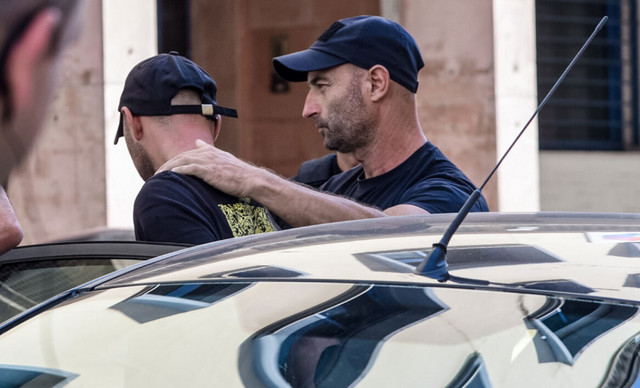«Δεν θυμάμαι, είχα πιει πολύ τσίπουρο», λέει ο εμπρηστής της Πάτρας – Με χειροκτοτήματα στο δικαστήριο