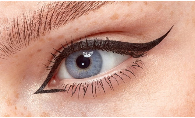 5 makeup hacks που θα αλλάξουν τον τρόπο που βάζεις eyeliner