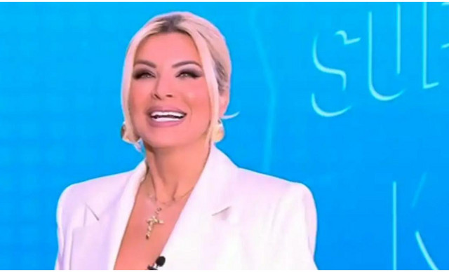 Οι on air “μπηχτές” της Καινούργιου: «Κοιτάω το πλάνο μου και βλέπω ότι έχω παχύνει»