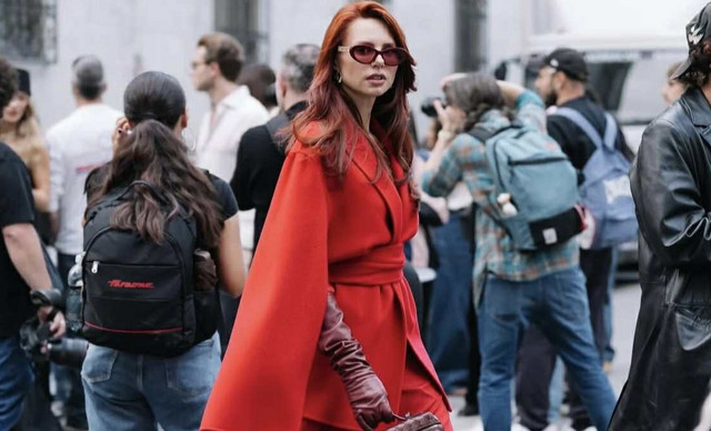 Έλαμψε η Έβελυν Καζαντζόγλου στo Fashion Week του Μιλάνο με total red look