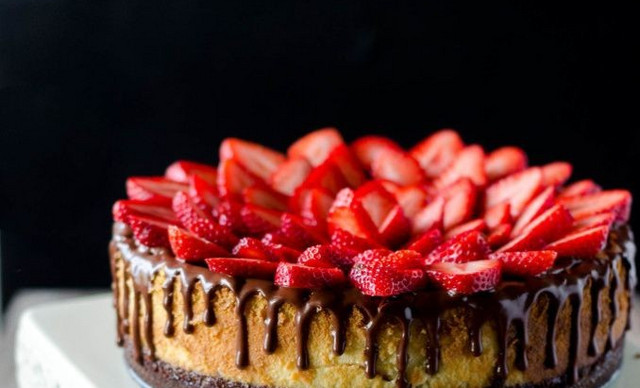 Συνταγή για δροσερό cheesecake με φραουλα και σοκαλάτα