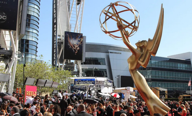 Emmy Awards 2025: Οι πιο εντυπωσιακές εμφανίσεις στο κόκκινο χαλί