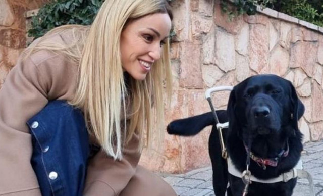 Οδηγός ταξί αρνήθηκε στην Καρολίνα Πελενδρίτου, να έχει μαζί τον σκύλο-οδηγό της: “Κουμάντο κάνω εγώ”