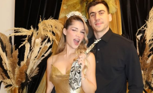 Η Στυλιάνα Αβερκίου έκανε party ως «Gold Digger» – Στο πλευρό της ο Φειδίας