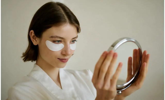 Skincare Sandwiching: Το beauty trick που κάνει “θαύματα” με την ενυδάτωση