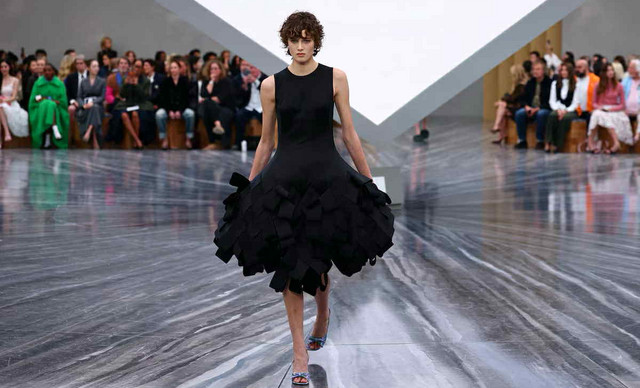 To ΗΕLLO! και το Εύρηκα Μασσαλίας στο PFW: Ο Jonathan Anderson παρουσιάζει για πρώτη φορά τη γυναικεία συλλογή Dior