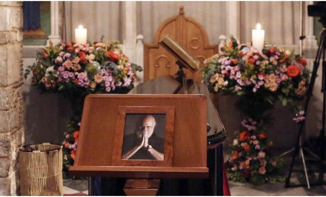 Αυτή ήταν η πρώτη γυναίκα που περίμενε για να πει το τελευταίο «αντίο» στον Σαββόπουλο (ΦΩΤΟ)