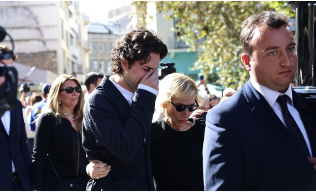 Κηδεία Σαββόπουλου: Συντετριμμένη η οικογένειά του – Με δάκρυα στα μάτια στο τελευταίο “αντίο”