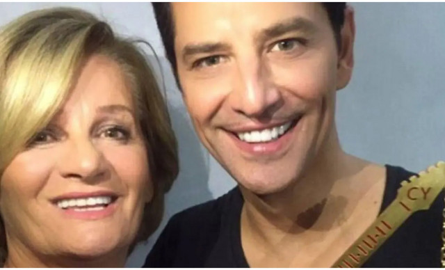 Σάκης Ρουβάς: Στο νοσοκομείο με την μητέρα του