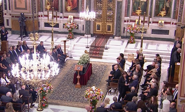 LIVE ΒΙΝΤΕΟ: Πολιτικοί, καλλιτέχνες και πλήθος κόσμου στο τελευταίο αντίο για τον Σαββόπουλο