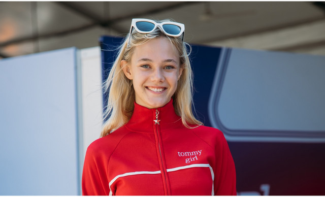 Η Alba Larsen εντυπωσίασε με το στυλ της, φορώντας Tommy Jeans, στο Grand Prix της Σιγκαπούρης
